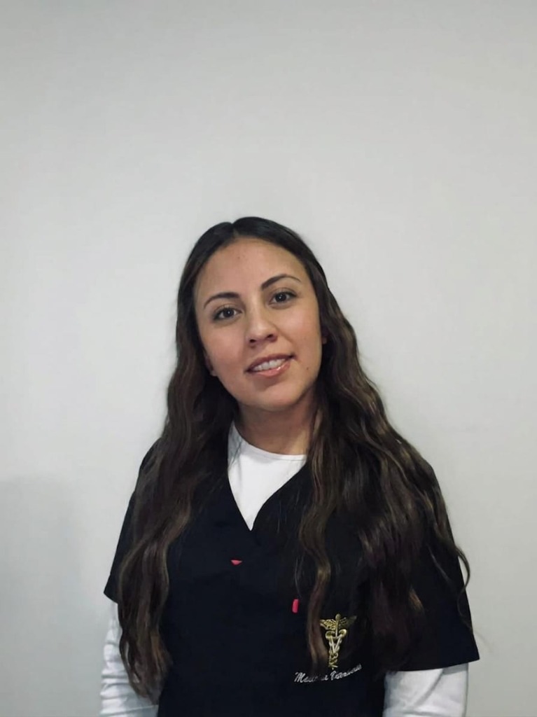 Dra. Angélica Jiménez realizando ecografía diagnóstica veterinaria